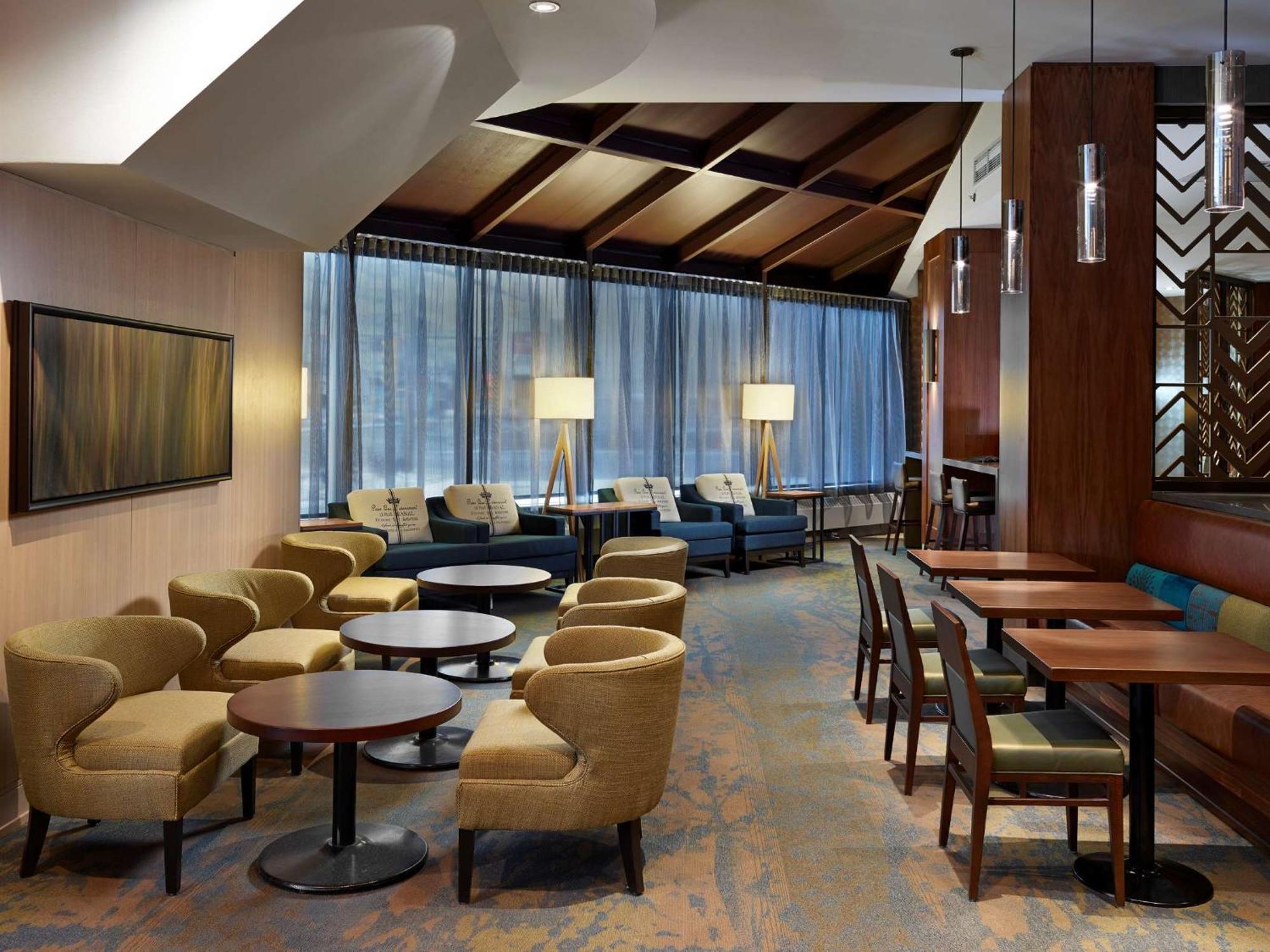 Doubletree By Hilton Hotel & Conference Centre Regina Exterior photo